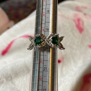 LondonBugz Silver Ring with Emerald Green Stones SZ 10